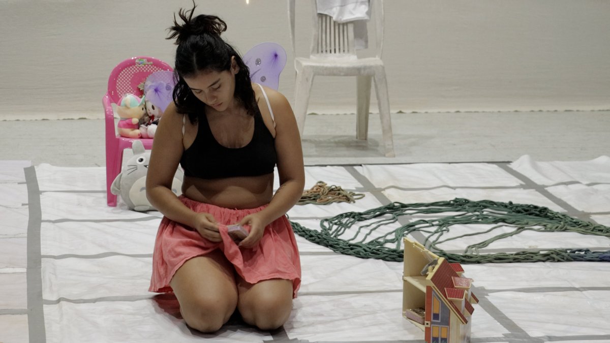 "UN LUGAR OLVIDADO POR DIOS QUE SIGUE BAILANDO Y RIENDO", UNA OBRA QUE DESGARRA, SACUDE Y SIEMBRA PREGUNTAS