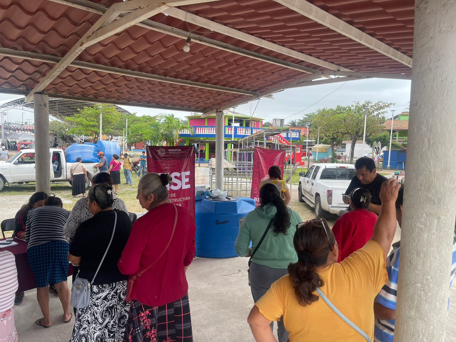 BIENESTAR ENTREGA EQUIPAMIENTO DE CISTERNAS A FAMILIAS DE CARMEN
