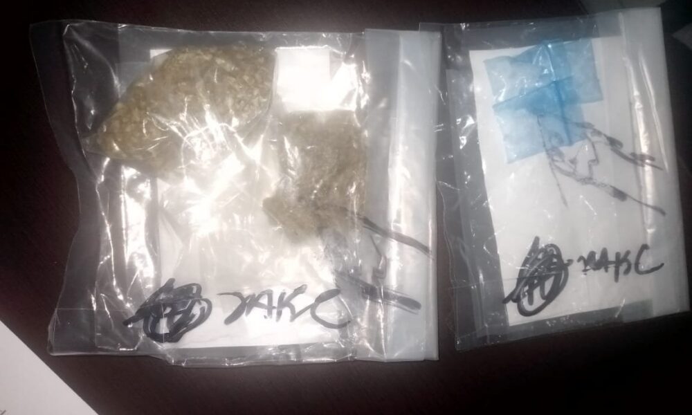 DETIENEN A PERSONA POR POSESIÓN DE PRESUNTA DROGA EN PALIZADA