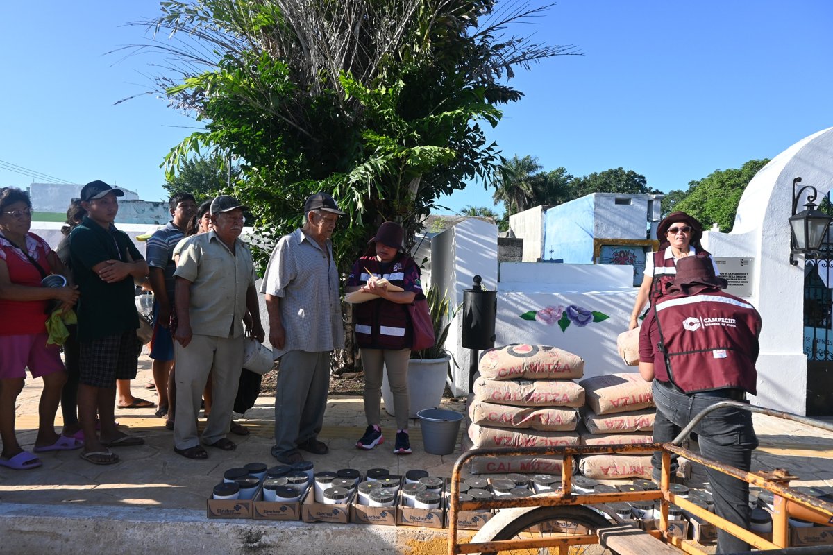 APCEC ENTREGA PINTURA Y CAL A HABITANTES DE POMUCH