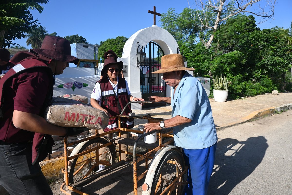 APCEC ENTREGA PINTURA Y CAL A HABITANTES DE POMUCH