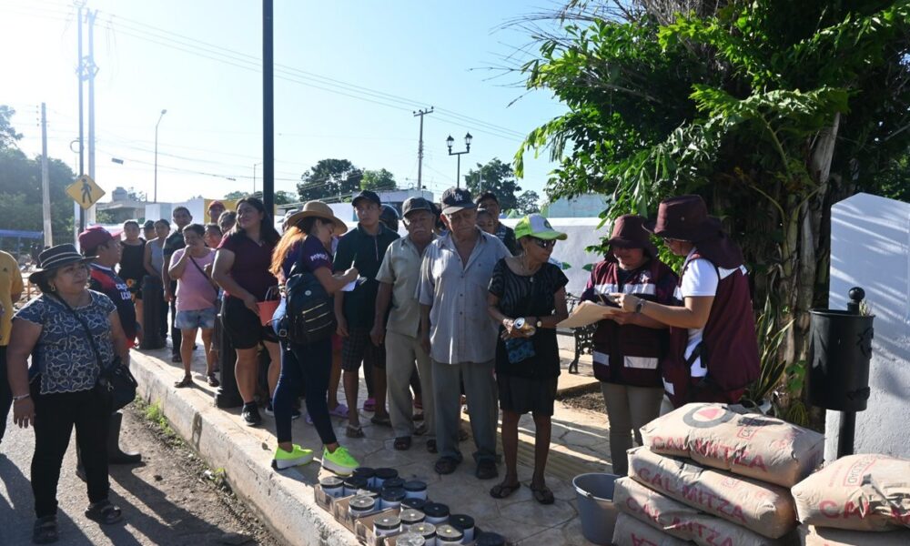 APCEC ENTREGA PINTURA Y CAL A HABITANTES DE POMUCH