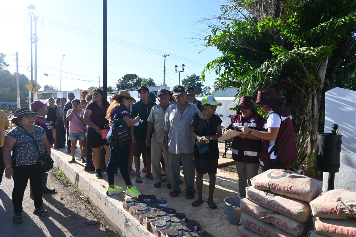 APCEC ENTREGA PINTURA Y CAL A HABITANTES DE POMUCH