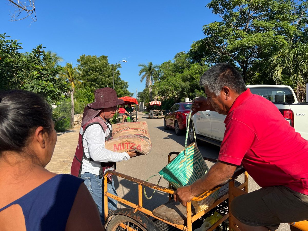 APCEC ENTREGA PINTURA Y CAL A HABITANTES DE POMUCH