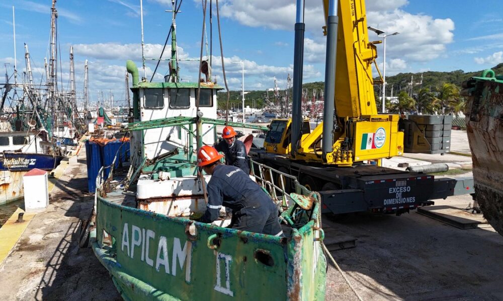APICAM RETIRA DOS EMBARCACIONES DEL PUERTO DE LERMA