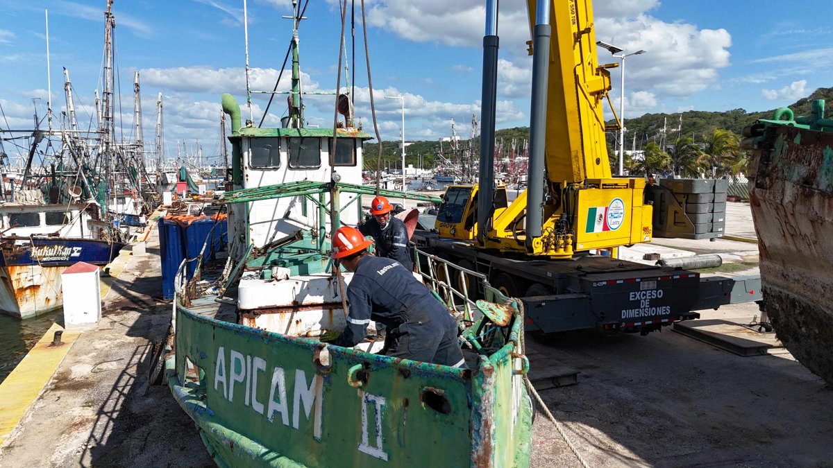 APICAM RETIRA DOS EMBARCACIONES DEL PUERTO DE LERMA