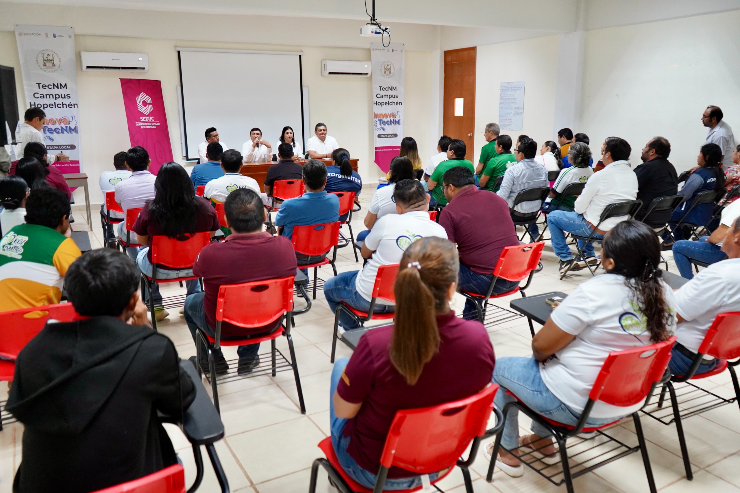 PRESENTA SECRETARIO DE EDUCACIÓN, VÍCTOR SARMIENTO MALDONADO, A DIANA CAMPOS COMO DIRECTORA GENERAL DEL ITESHOPELCHÉN