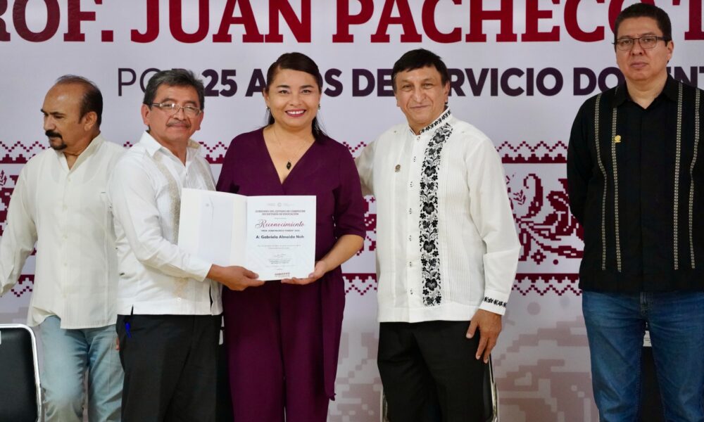 GOBIERNO DEL ESTADO RECONOCE A DOCENTES CON 25 AÑOS DE SERVICIO EN EL SISTEMA EDUCATIVO