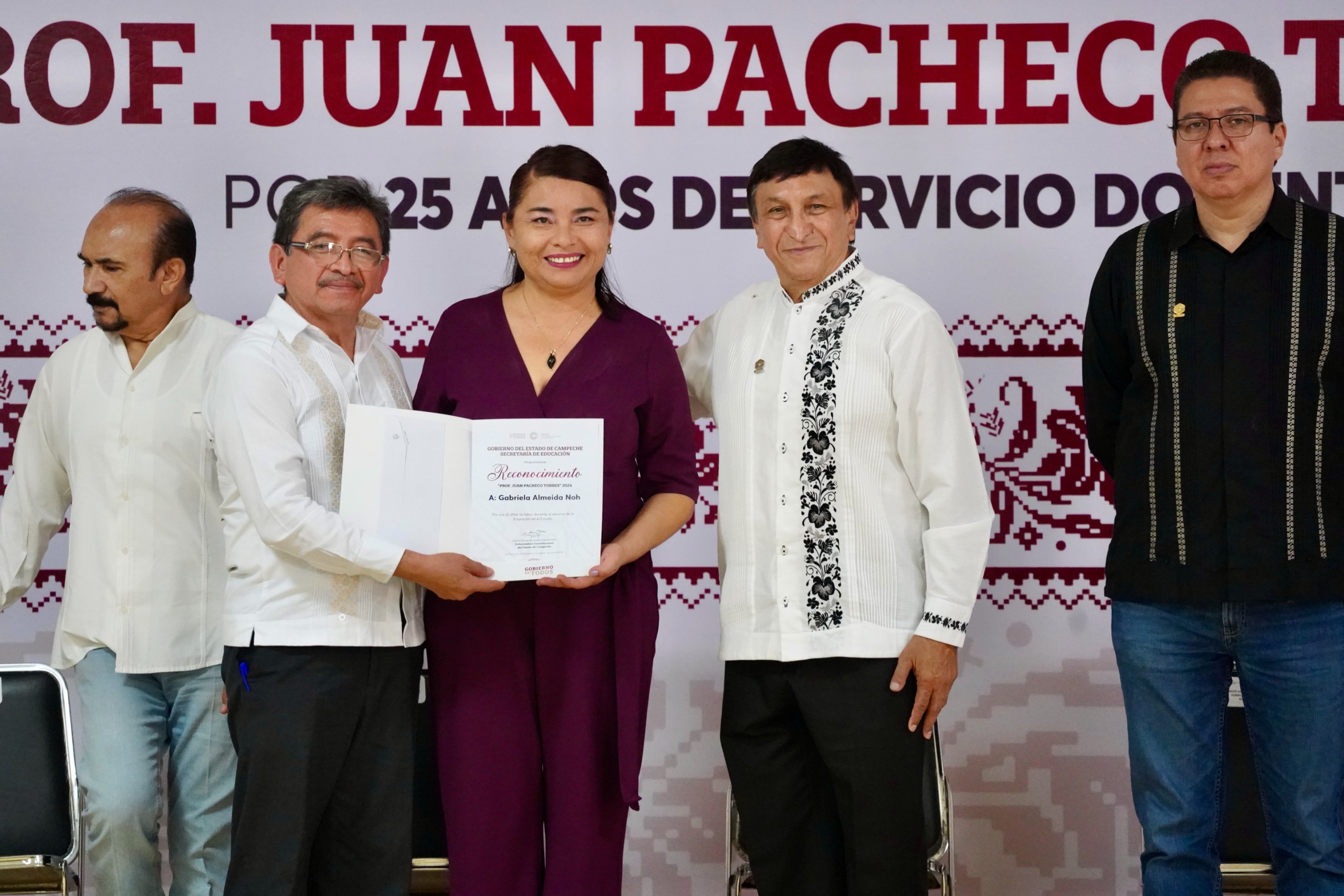 GOBIERNO DEL ESTADO RECONOCE A DOCENTES CON 25 AÑOS DE SERVICIO EN EL SISTEMA EDUCATIVO