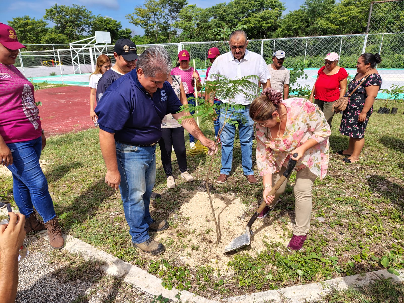 BIENESTAR REALIZA JORNADA DE REFORESTACIÓN Y DONACIÓN DE ALIMENTOS EN ESCÁRCEGA
