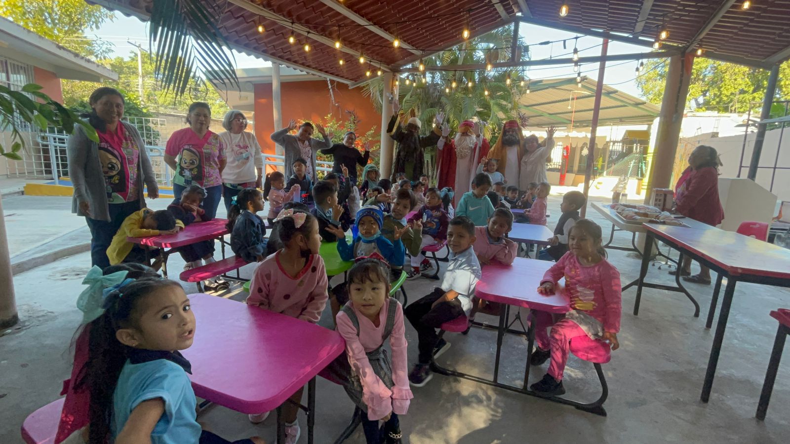 REGRESAN ESTUDIANTES A LAS ESCUELAS DEL ESTADO