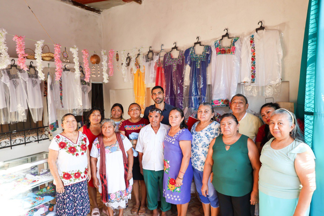 PRESENTAN PROGRAMAS SOCIALES A ARTESANAS DE DZITBALCHÉ