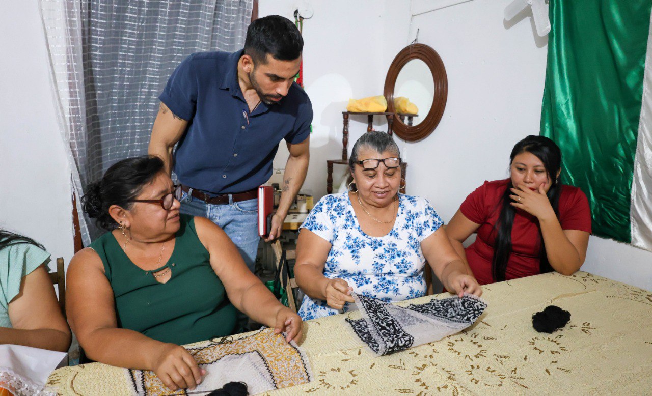 PRESENTAN PROGRAMAS SOCIALES A ARTESANAS DE DZITBALCHÉ