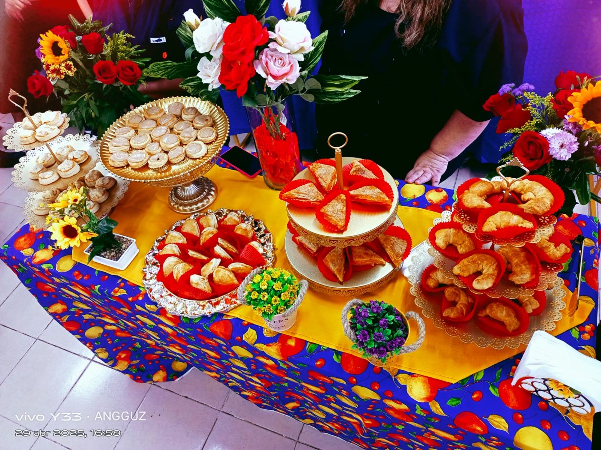 "ALUMNOS DE ICAT CARMEN EXPONEN Y RECIBEN CONSTANCIAS EN REPOSTERÍA"