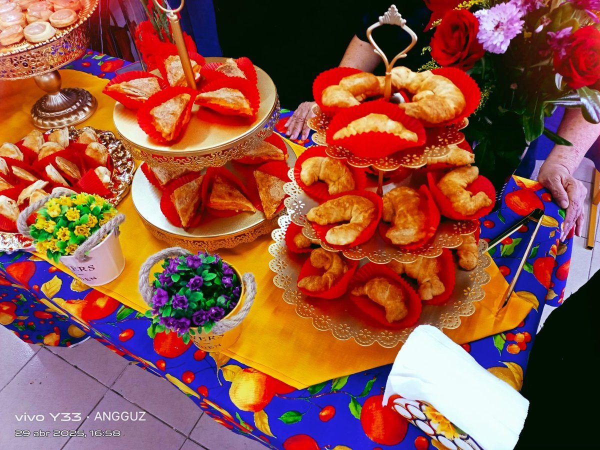 "ALUMNOS DE ICAT CARMEN EXPONEN Y RECIBEN CONSTANCIAS EN REPOSTERÍA"