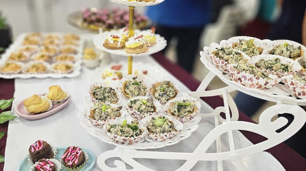 "ALUMNOS DE ICAT CARMEN EXPONEN Y RECIBEN CONSTANCIAS EN REPOSTERÍA"