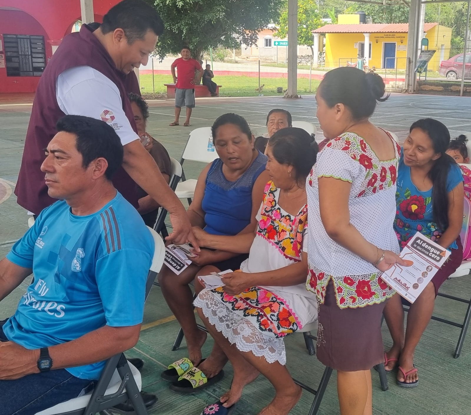 ATIENDEN A POBLACIÓN DE CARMEN Y HOPELCHÉN CON SALUD EN TU BARRIO