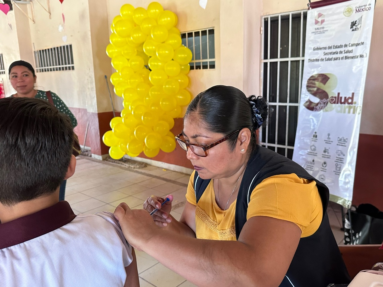 ATIENDEN A POBLACIÓN DE CARMEN Y HOPELCHÉN CON SALUD EN TU BARRIO