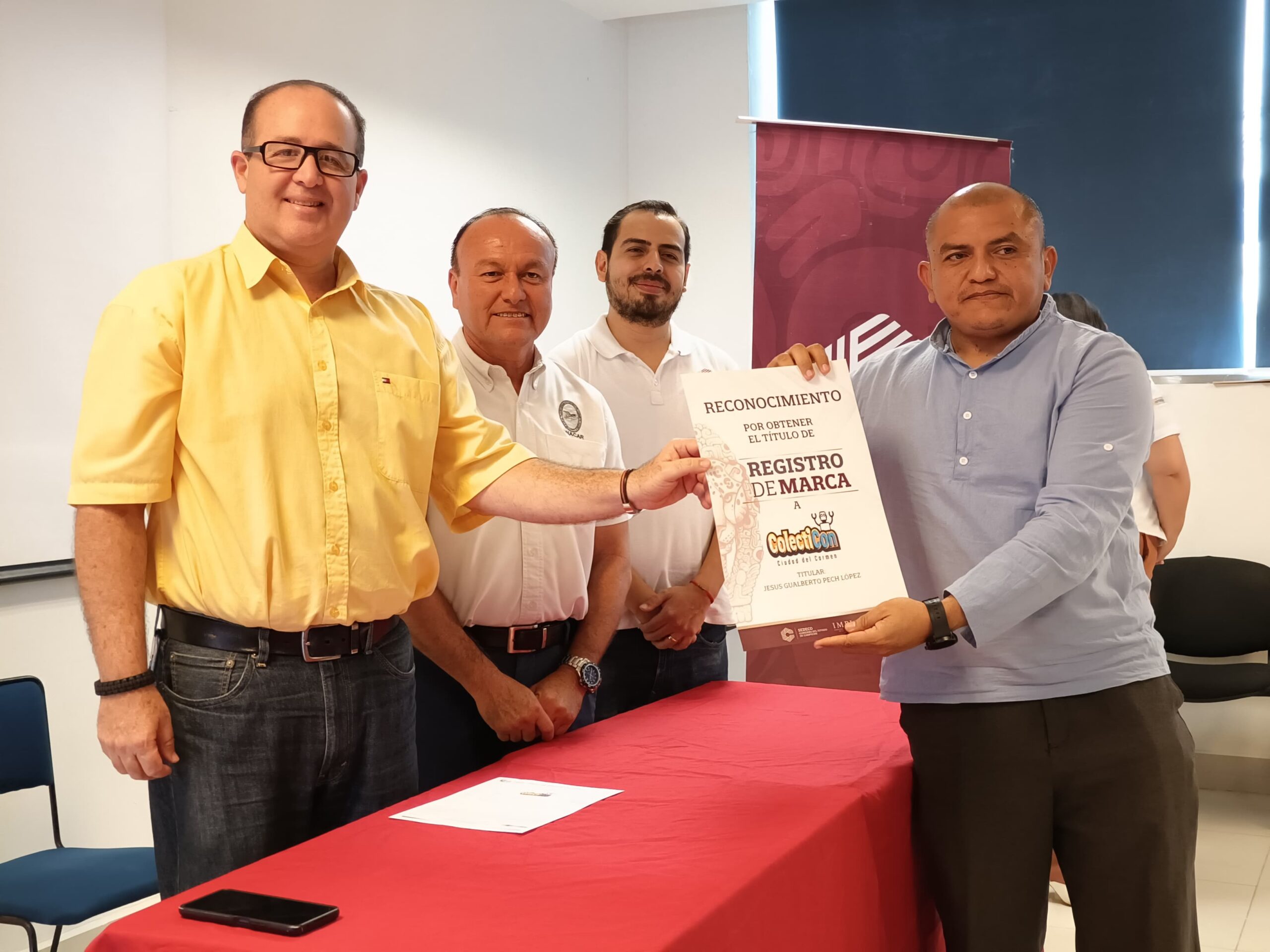 SEDECO ENTREGA TÍTULOS DE REGISTRO DE MARCA A EMPRESARIOS DE CIUDAD DEL CARMEN