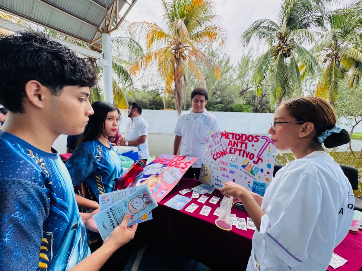 BRINDAN ATENCIÓN INTEGRAL A JÓVENES DEL CETMAR 29 DE CARMEN CON SALUD EN TU BARRIO