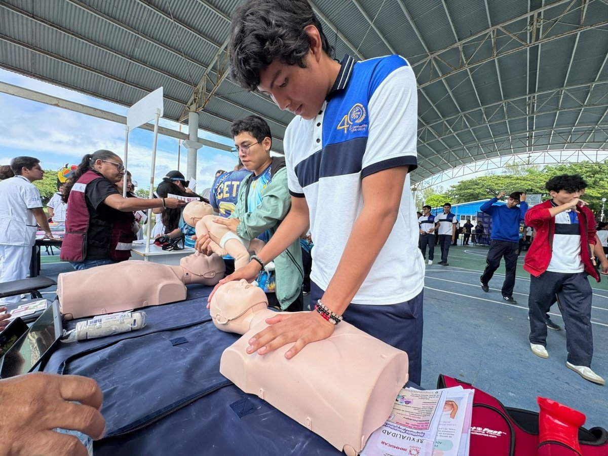 BRINDAN ATENCIÓN INTEGRAL A JÓVENES DEL CETMAR 29 DE CARMEN CON SALUD EN TU BARRIO