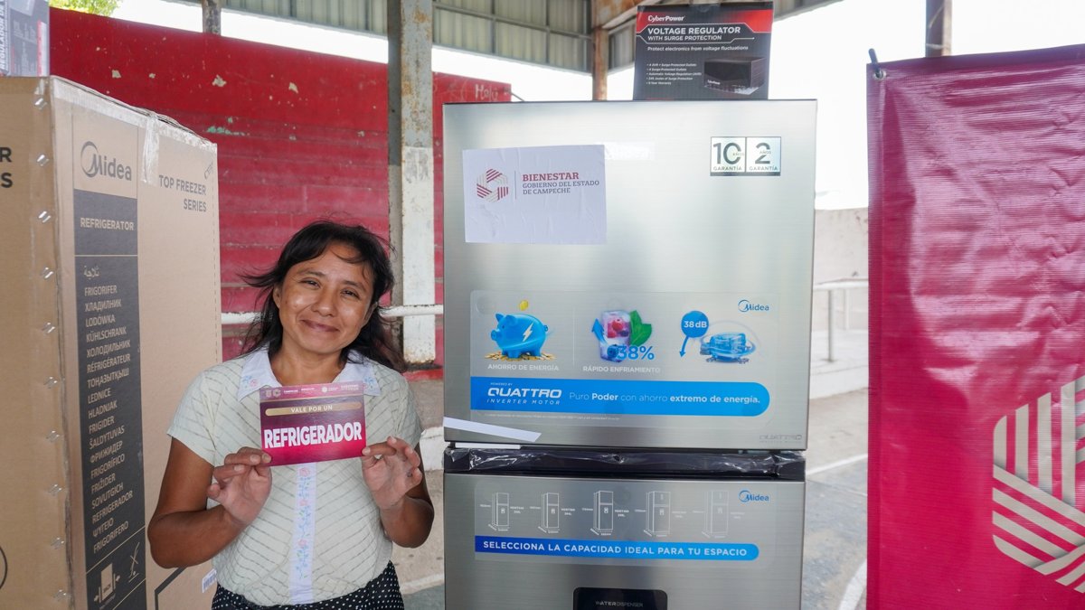 ENTREGA DE APOYOS DEL PROGRAMA HOGARES EN BIENESTAR EN SEYBAPLAYA