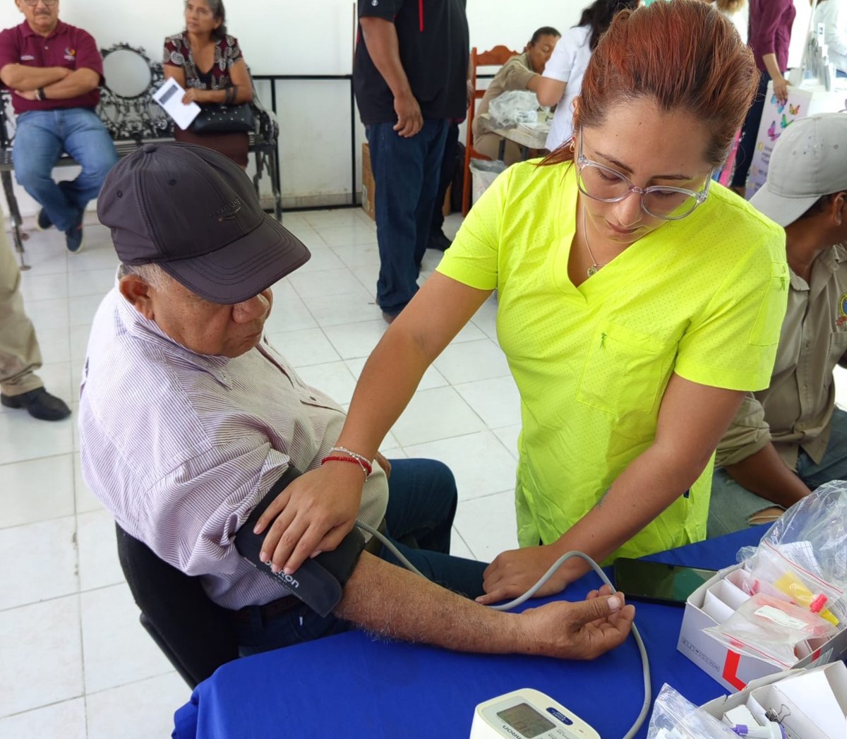ATIENDEN A POBLACIÓN DE ESCÁRCEGA Y CARMEN CON SALUD EN TU BARRIO
