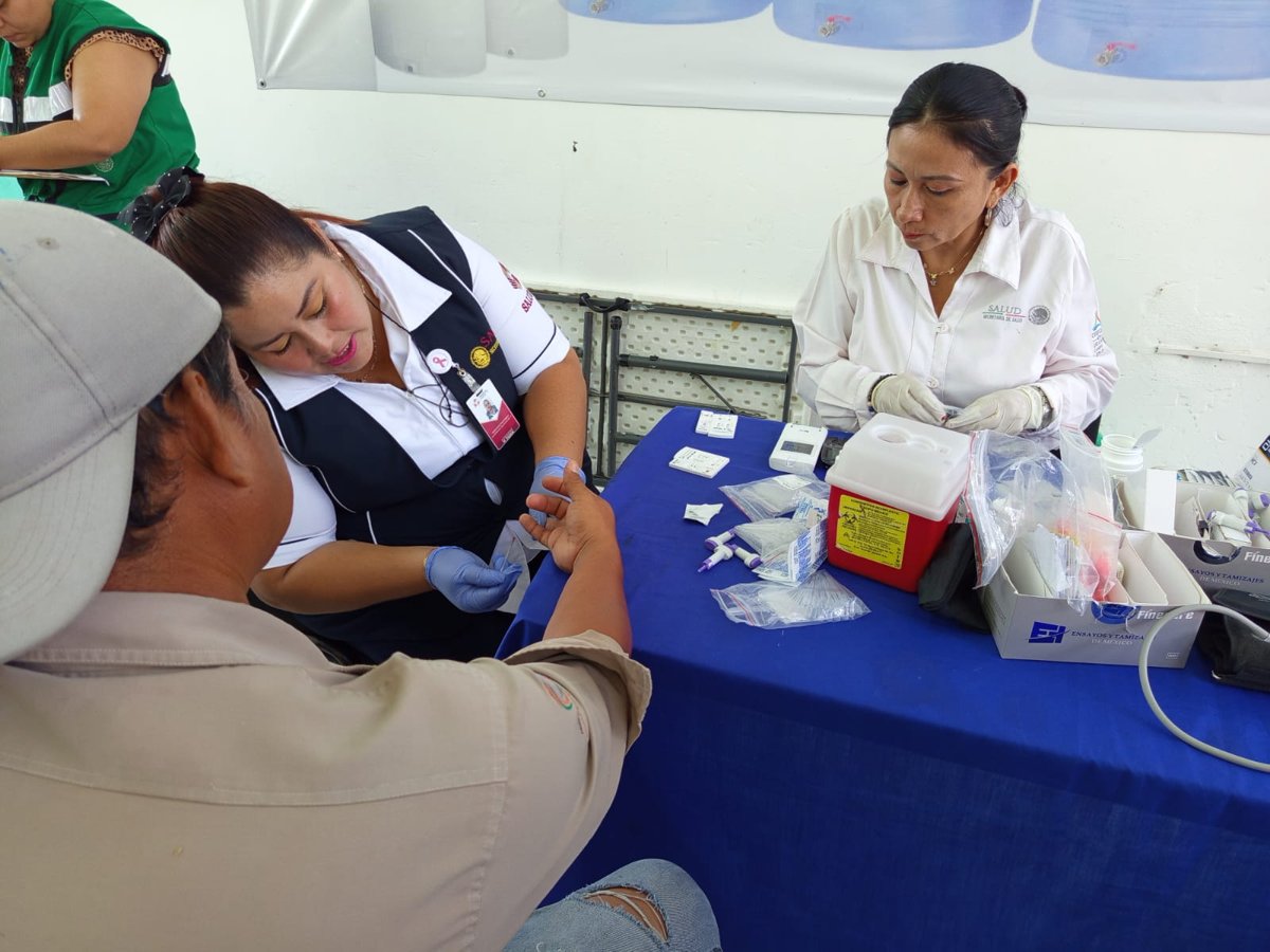 ATIENDEN A POBLACIÓN DE ESCÁRCEGA Y CARMEN CON SALUD EN TU BARRIO