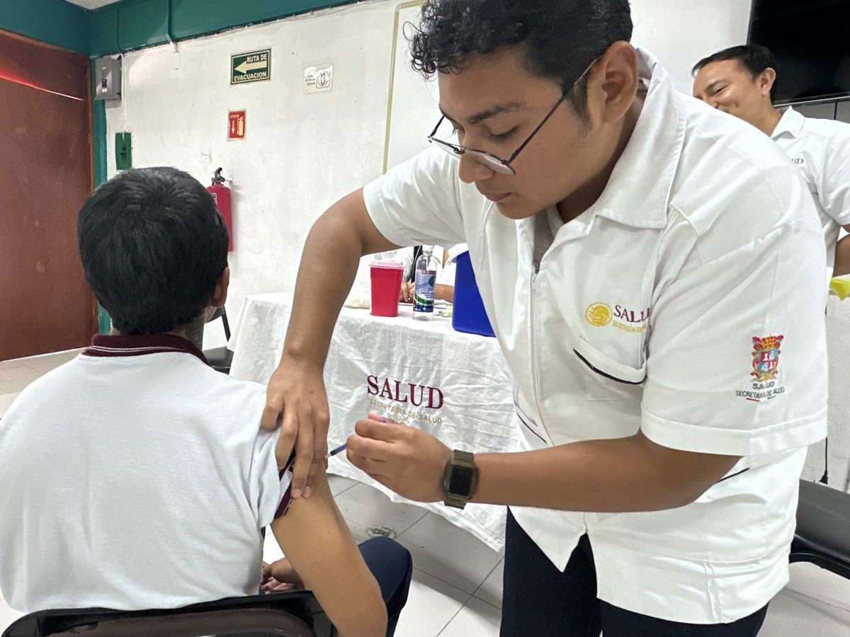 ATIENDEN A POBLACIÓN DE ESCÁRCEGA Y CARMEN CON SALUD EN TU BARRIO