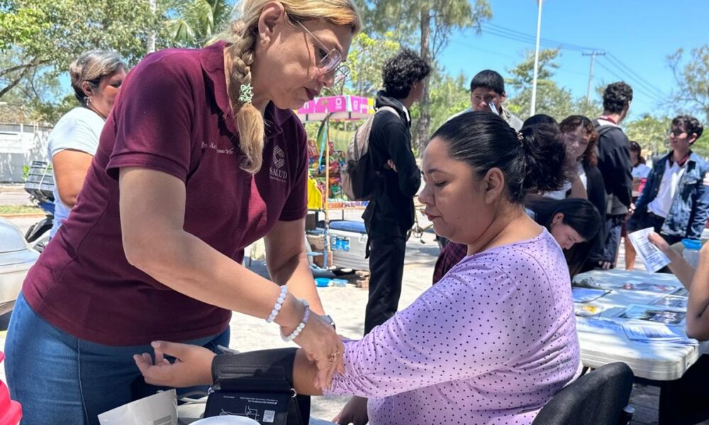ATIENDEN A POBLACIÓN DE ESCÁRCEGA Y CARMEN CON SALUD EN TU BARRIO