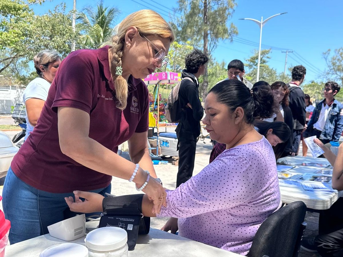 ATIENDEN A POBLACIÓN DE ESCÁRCEGA Y CARMEN CON SALUD EN TU BARRIO