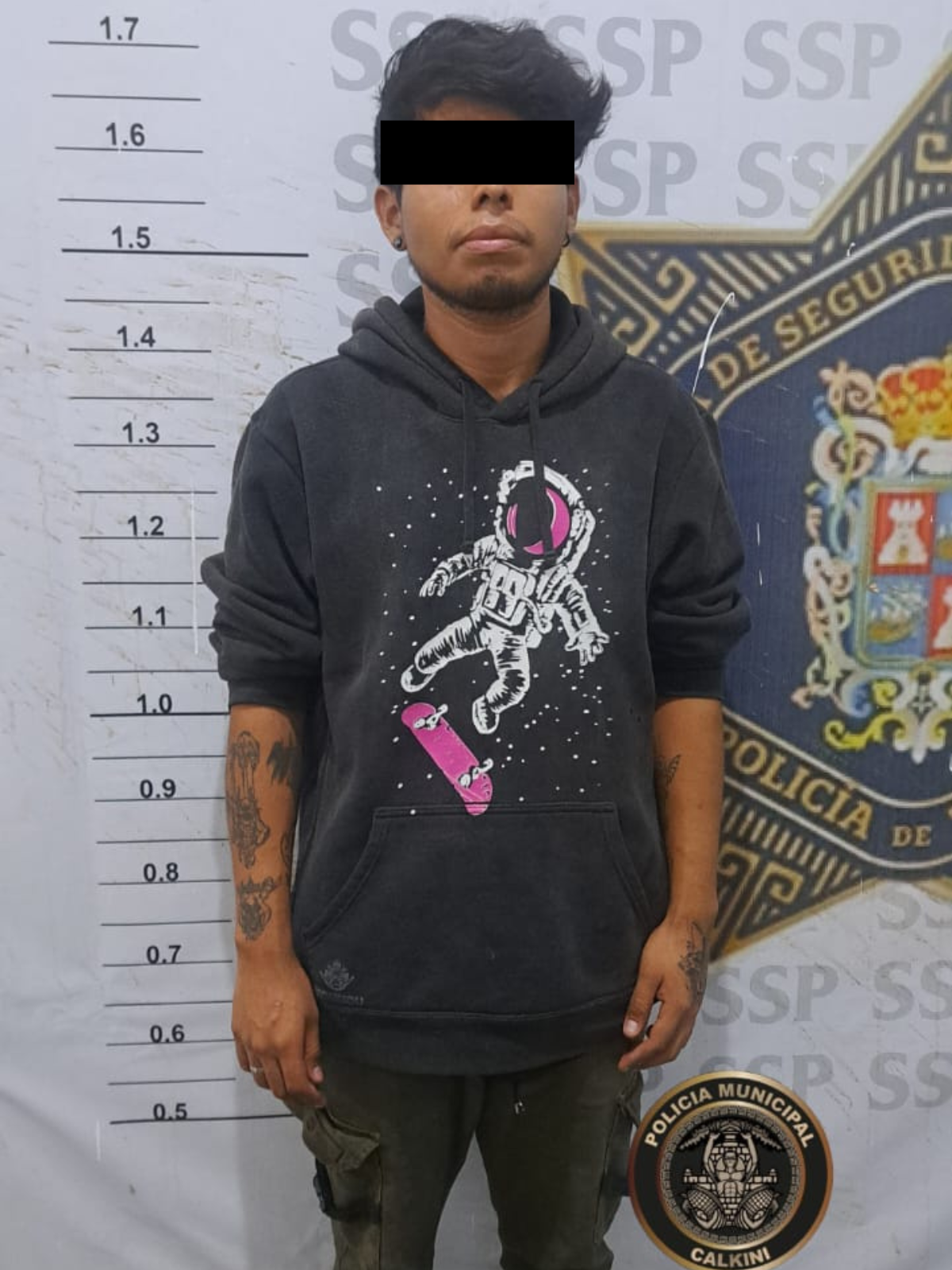POLICÍA MUNICIPAL DE CALKINÍ ASEGURA A DOS SUJETOS POR PRESUNTAMENTE ESCANDALIZAR EN LA VÍA PÚBLICA