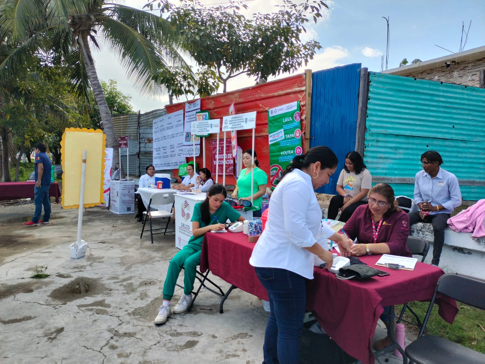 LLEVAN “SALUD EN TU BARRIO” A FAMILIAS DE LA COLONIA 23 DE JULIO EN CD DEL CARMEN