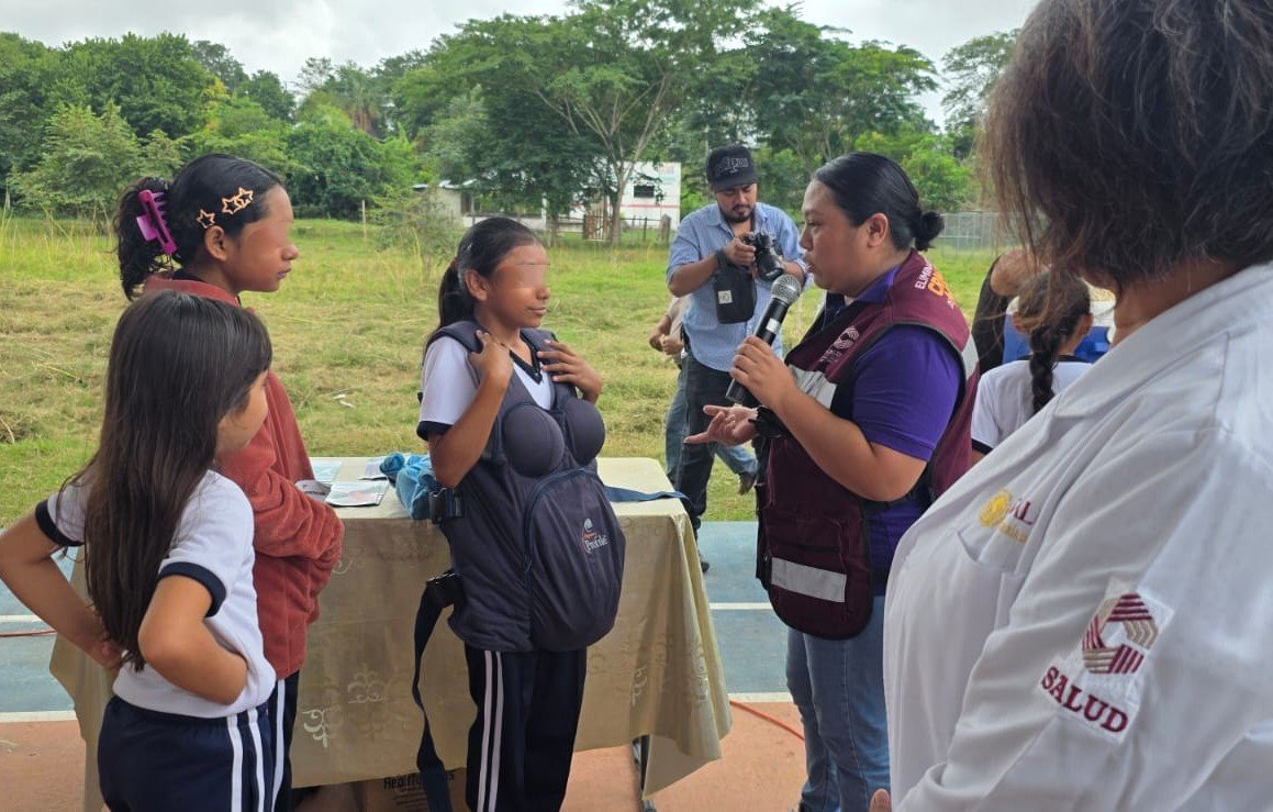 BENEFICIAN A POBLACIÓN DE RÍO CARIBE, CANDELARIA CON SALUD EN TU BARRIO