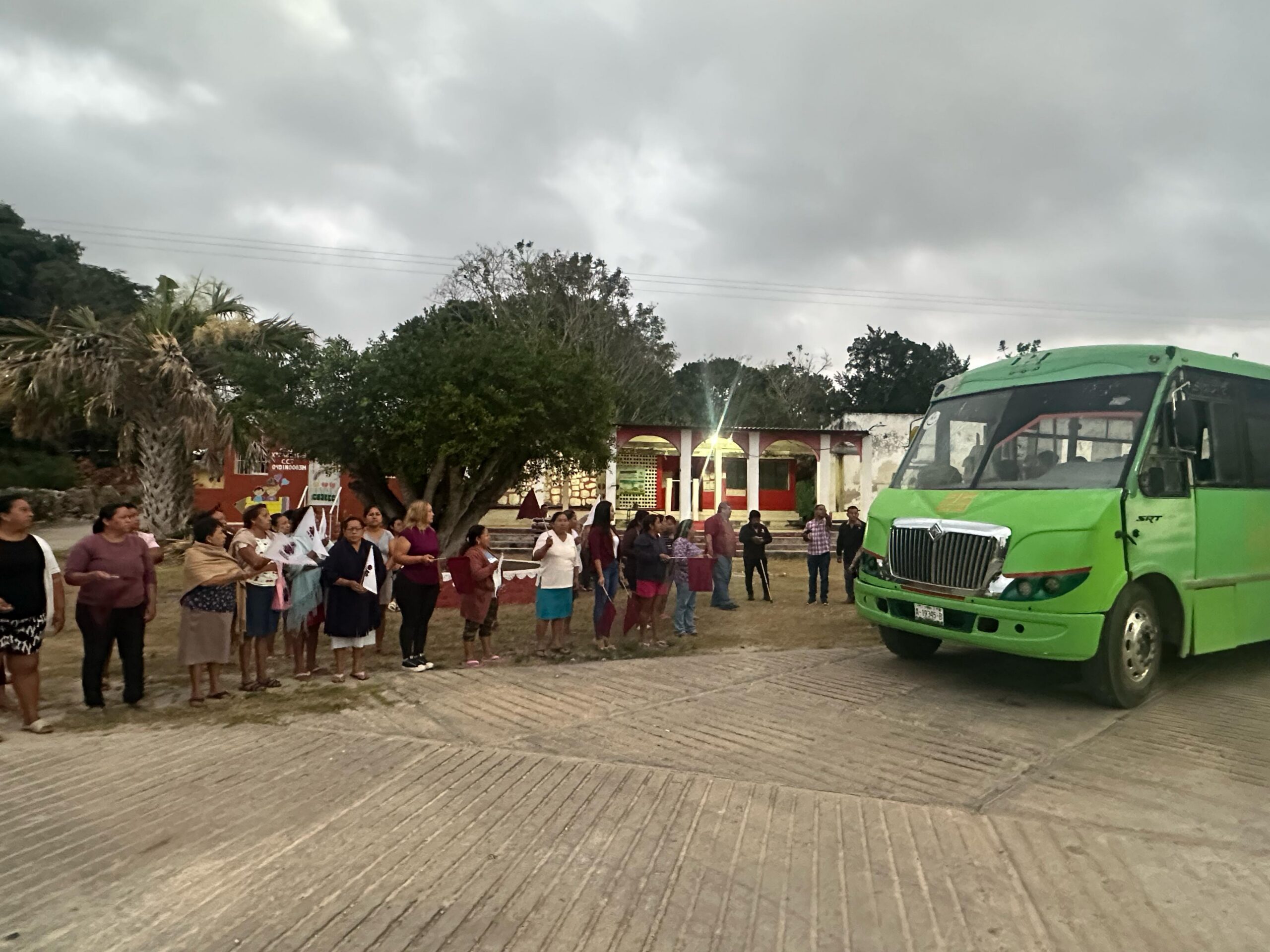 EN MARCHA TRANSPORTE ESCOLAR EN BENEFICIO DE ESTUDIANTES DE SAHCABCHÉN, HOPELCHÉN