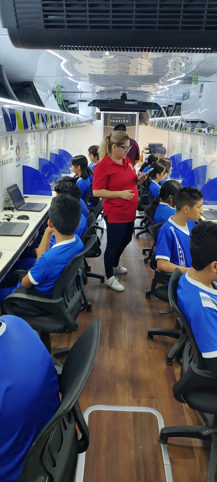 ALUMNOS DE LA ESG #8 PARTICIPAN EN ACTIVIDADES DEL AUTOBÚS TRAXIÓN