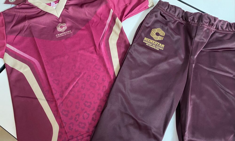 BIENESTAR RECIBE UNIFORMES ESCOLARES PARA ESTUDIANTES CARMELITAS