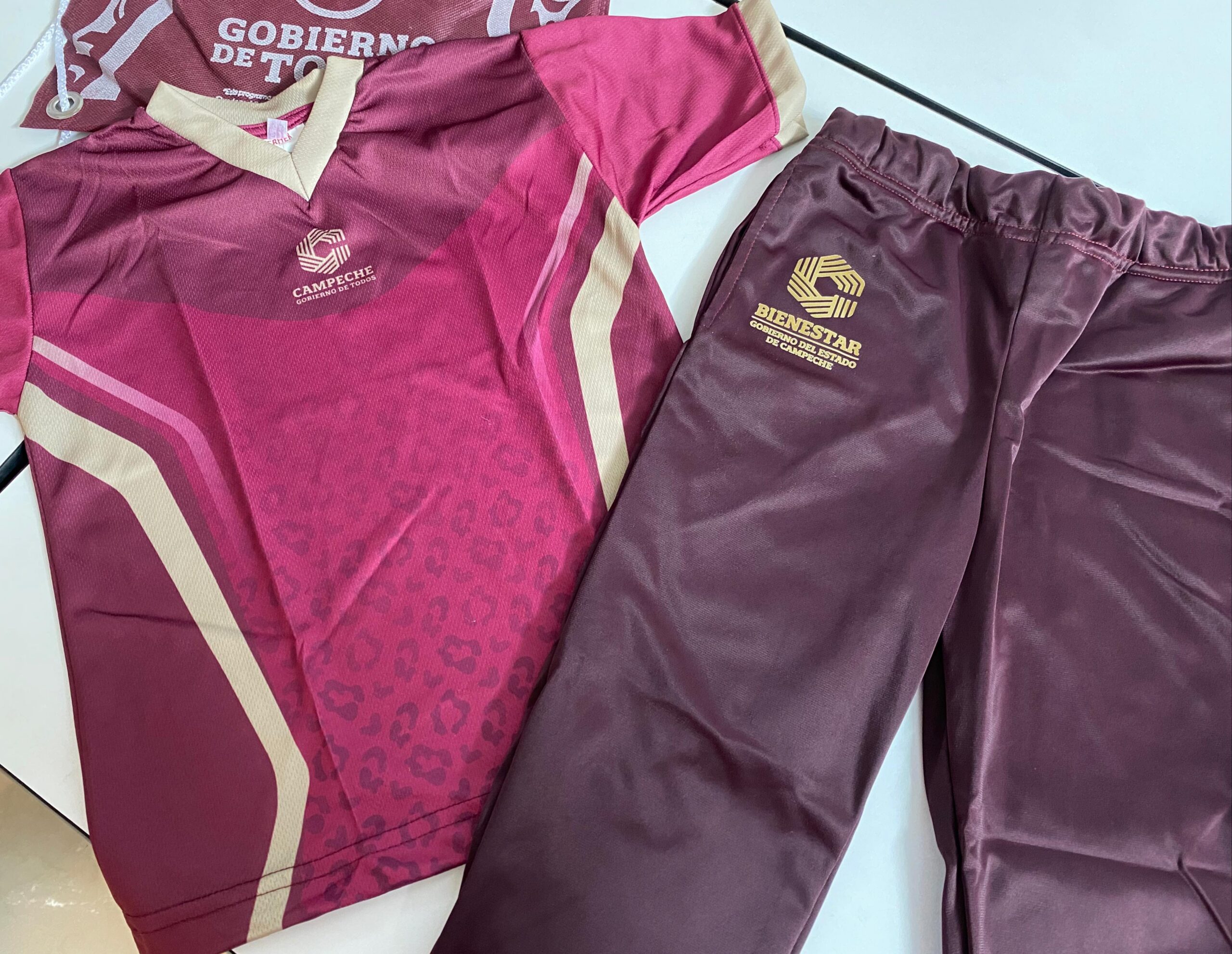 BIENESTAR RECIBE UNIFORMES ESCOLARES PARA ESTUDIANTES CARMELITAS