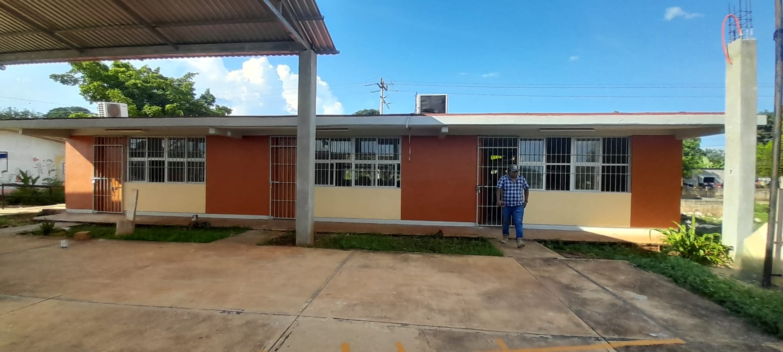 REHABILITA INIFEEC LA TELESECUNARIA N°84 EN LOS LAURELES, CAMPECHE