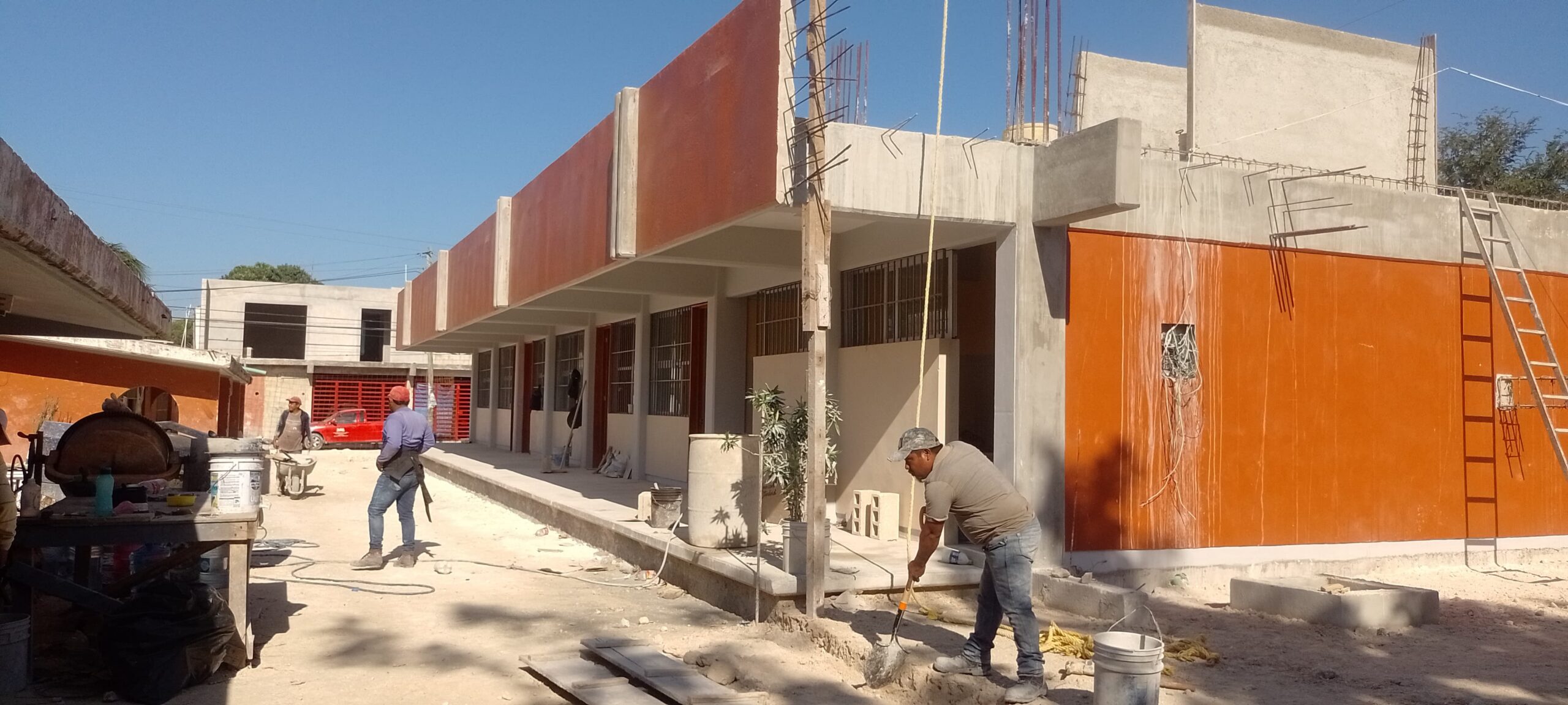 POR CONCLUIR TRABAJOS DE CONSTRUCIÓN Y REHABILITACIÓN EN LA PRIMARIA ''MANUEL GUAL VIDAL'' EN LA CIUDAD CAPITAL