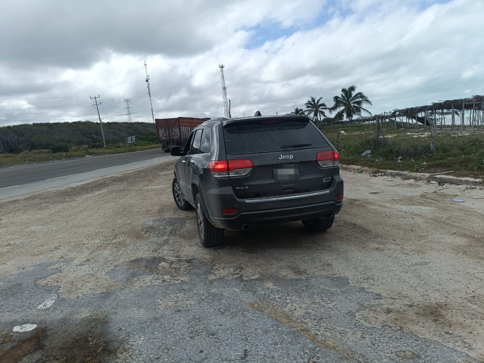 SPSC ASEGURA A TRES SUJETOS EN SABANCUY POR PRESUNTA POSESIÓN DE ARMA DE FUEGO Y SUSTANCIAS ILÍCITAS