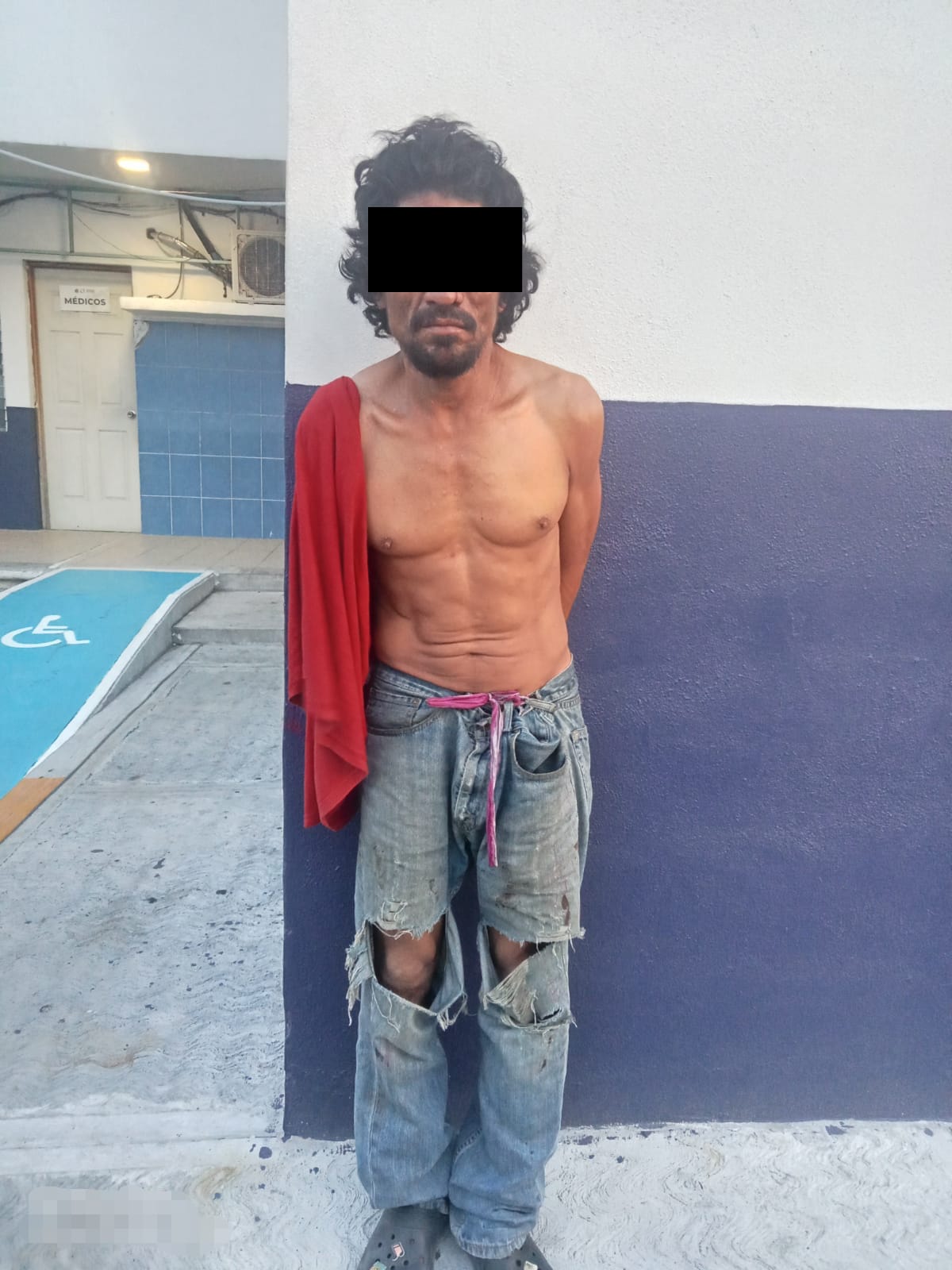 POLICÍA MUNICIPAL DE CARMEN ASEGURA A SUJETO EN EL FRACCIONAMIENTO LOS LAGOS