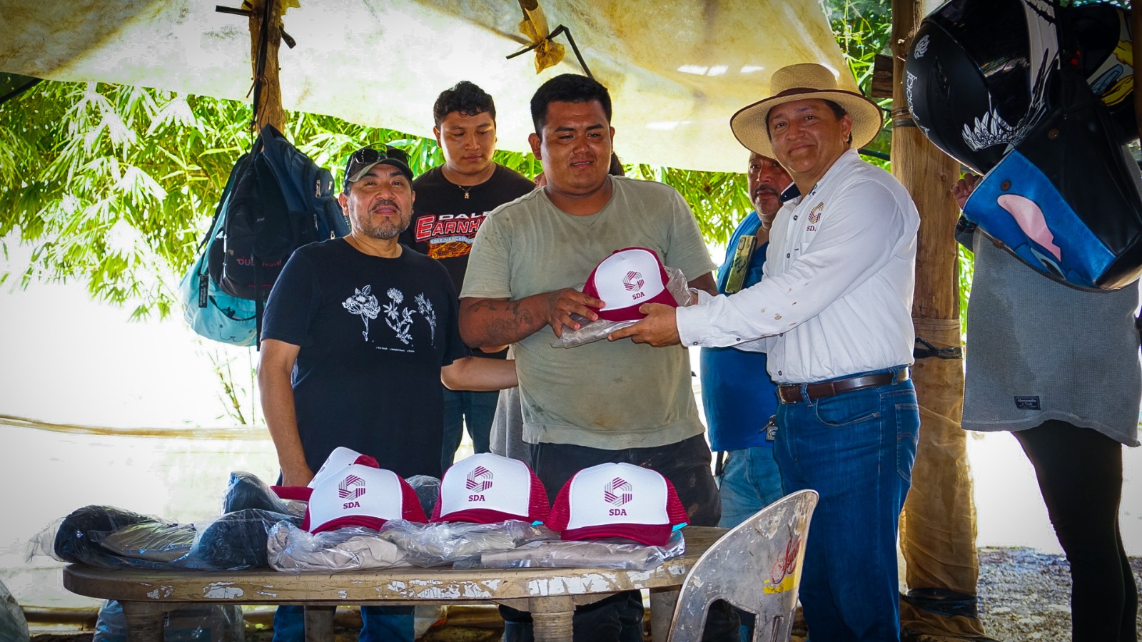 LA SDA ENTREGA EQUIPO DE PROTECCIÓN Y HERRAMIENTA DE TRABAJO A PERSONAL DEL VIVERO XAMANTÚN