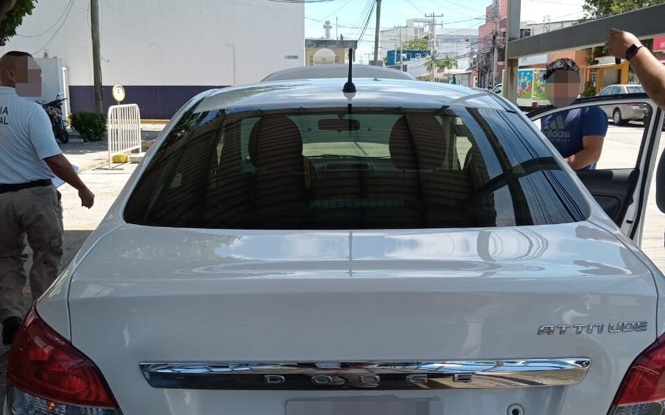 POLICÍA MUNICIPAL DE CARMEN ASEGURA VEHÍCULO