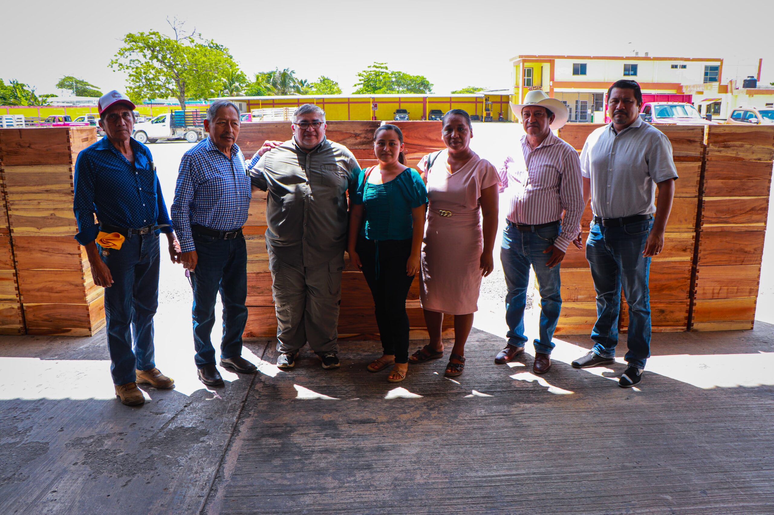 INICIO DE LA ENTREGA DE INSUMOS Y EQUIPAMIENTO APÍCOLA EN CHAMPOTÓN