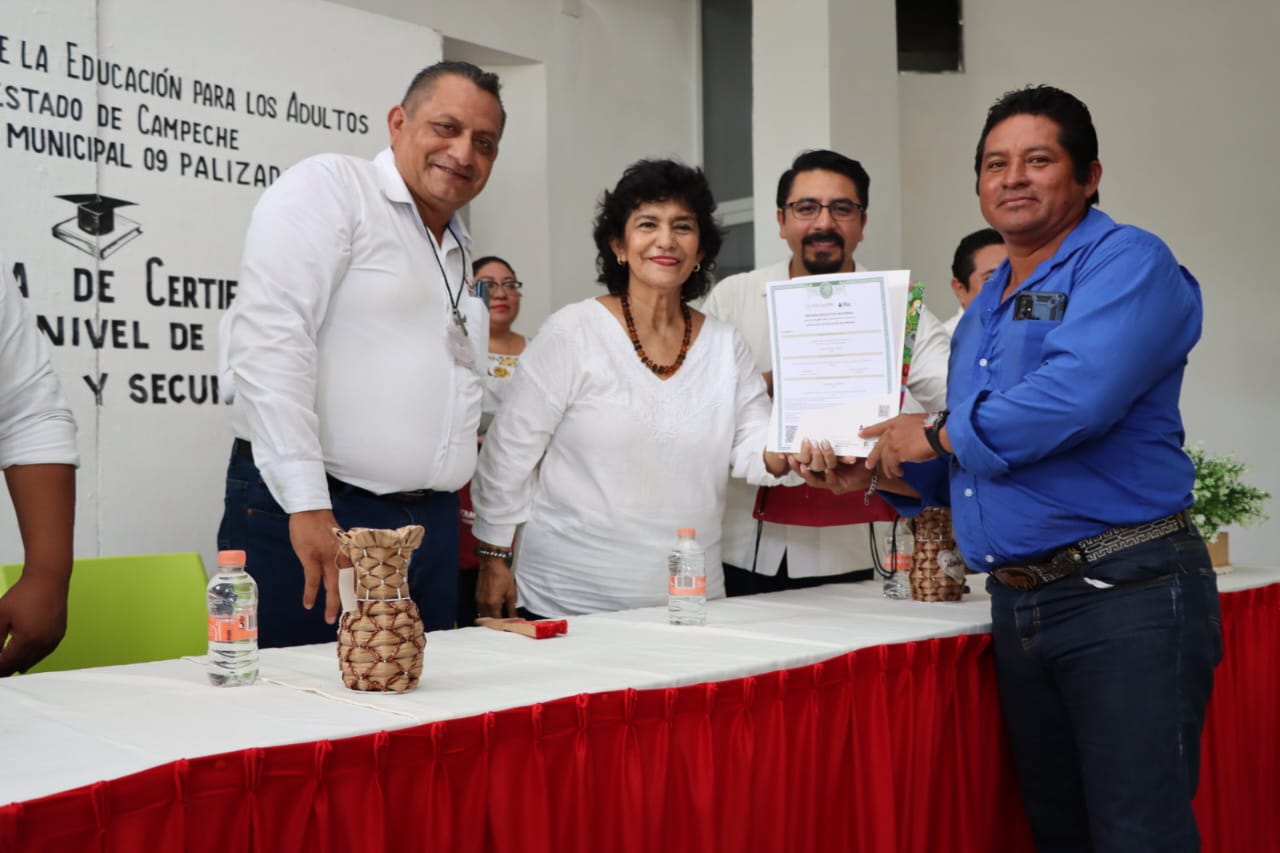 ADULTOS SALEN DE REZAGO EDUCATIVO EN PALIZADA GRACIAS A PROGRAMAS DEL IEEA CAMPECHE