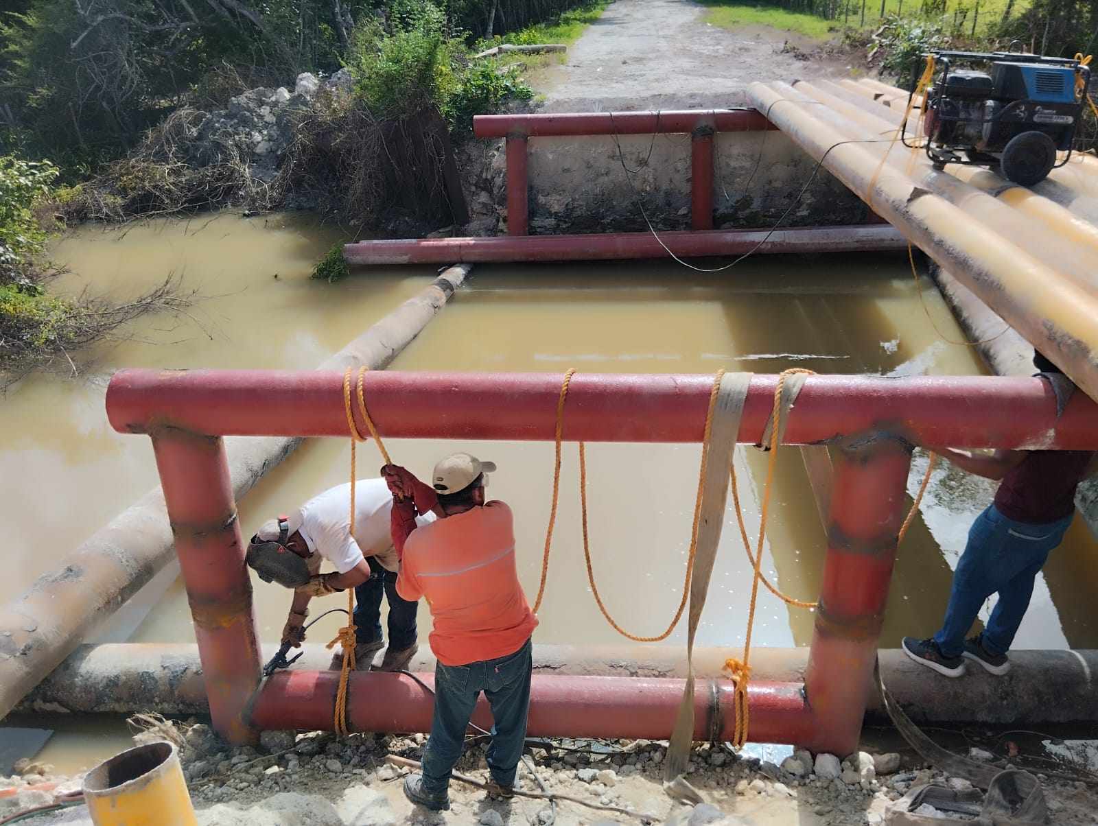 CONTINÚA TRABAJO EN PUENTE TUBULAR