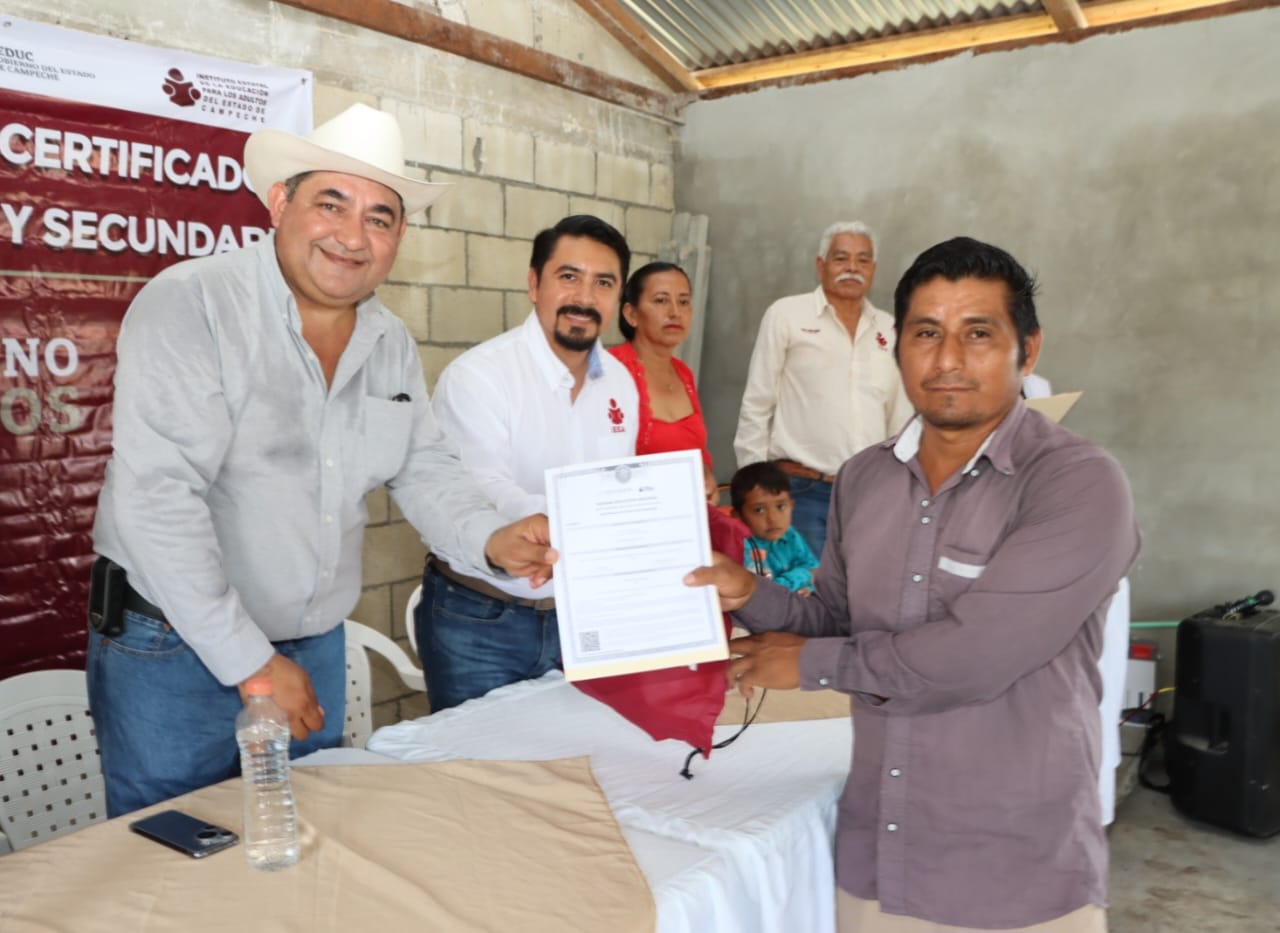 EL IEEA SIGUE TRANSFORMANDO VIDAS, ENTREGANDO CERTIFICADOS EN CHILAM BALAM, CANDELARIA