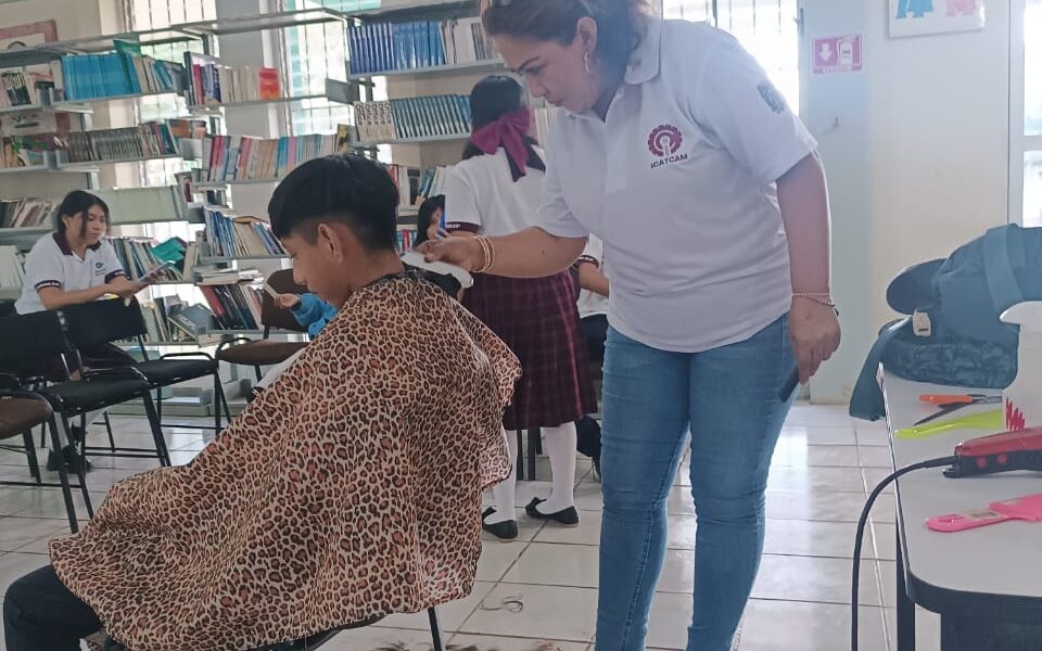 SE REALIZA CORTES DE CABELLO A LOS ALUMNOS DEL CONALEP