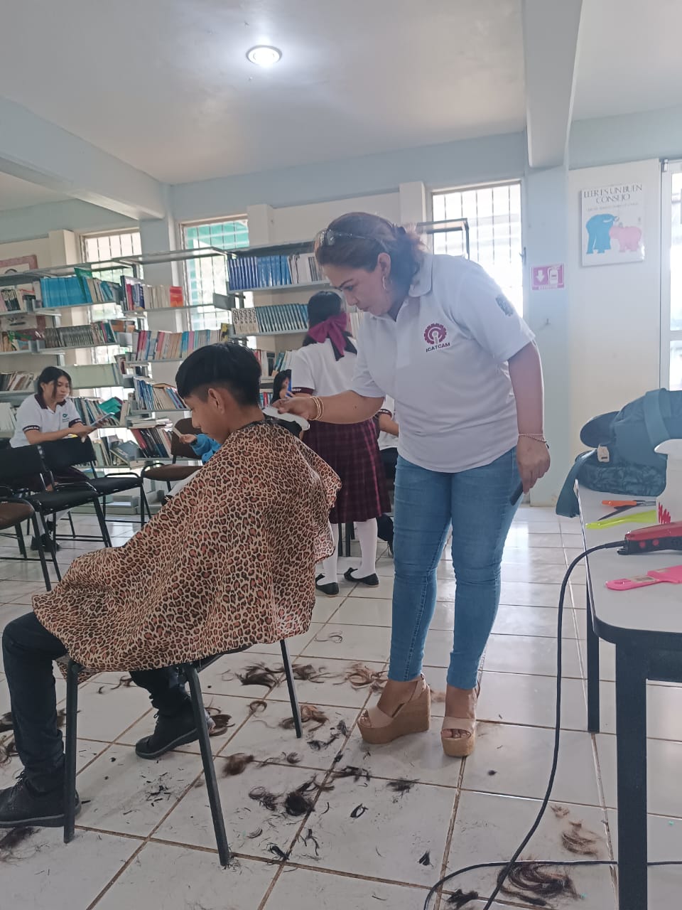 SE REALIZA CORTES DE CABELLO A LOS ALUMNOS DEL CONALEP